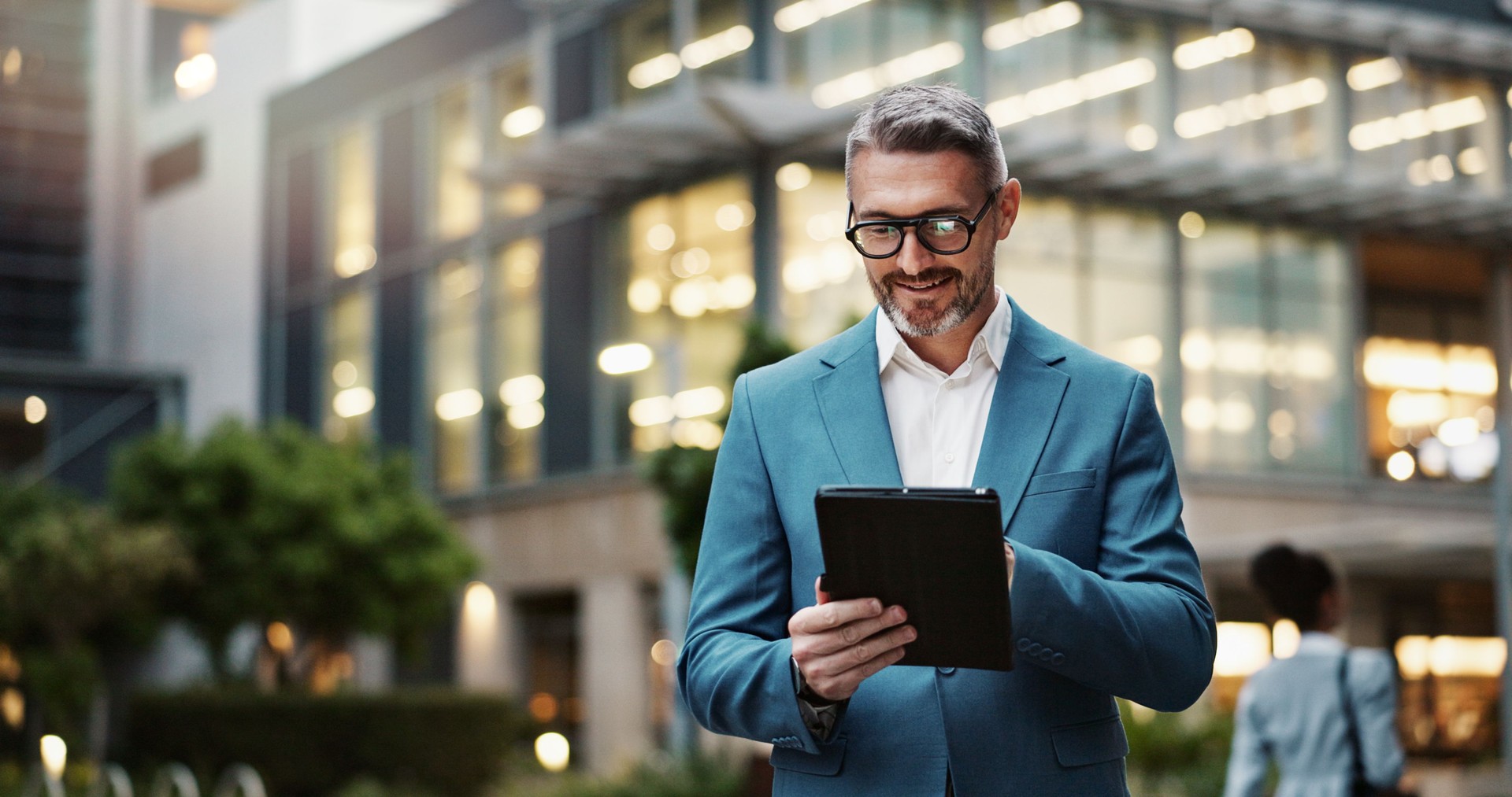 Maturo, business e uomo con tablet all'aperto per la comunicazione, la ricerca e la digitazione di e-mail sul sito web. Manager professionista, uomo e digitale per il networking, il contatto e la gestione delle attività nelle città urbane